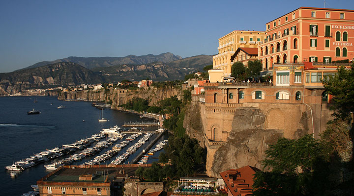 Sorrento: jedno z najbardziej znanych miejsc wakacyjnych nad morzem we Włoszech