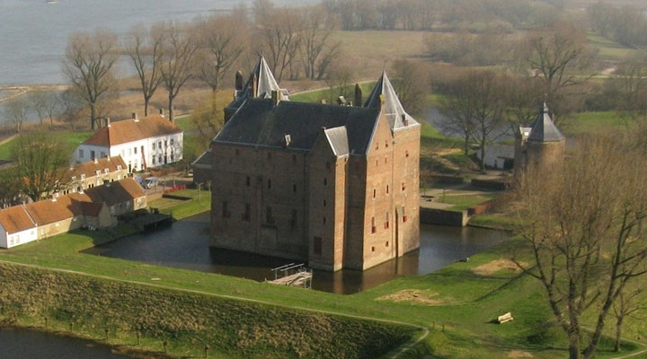 Zamek Loevestein: jeden z najczęściej odwiedzanych zamków w Holandii